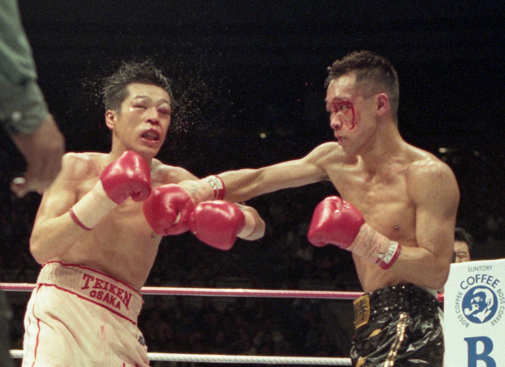 94年12月4日　WBC世界バンタム級王座統一戦で、薬師寺保栄（右）が辰吉丈一郎の顔面にパンチを炸裂させる