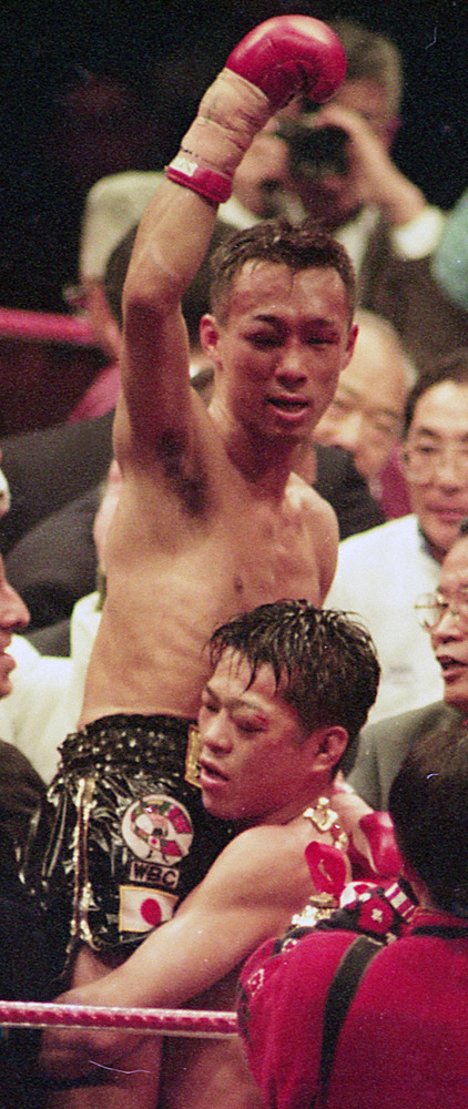 94年12月4日　WBC世界バンタム級王座統一戦で、12回の死闘を終え辰吉に抱き上げられる薬師寺