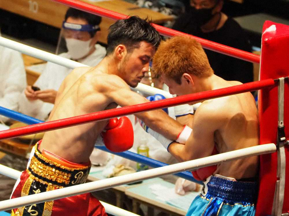 ＜東日本新人王予選ライトフライ級＞青木勇人をコーナに追い詰め連打を浴びせる狩俣綾汰（左）。1回KO勝ちで準決勝進出を決めた