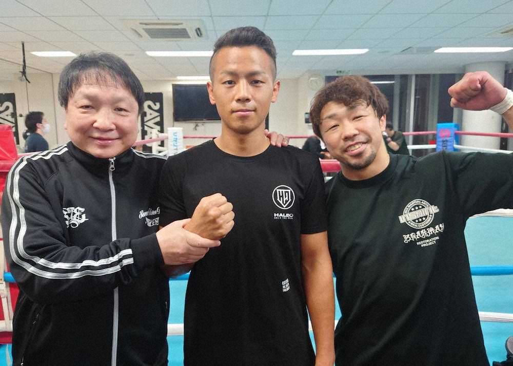 ボクシング転向を発表した武居由樹（中）。左は大橋秀行会長、右は専属トレーナーとなる八重樫東氏