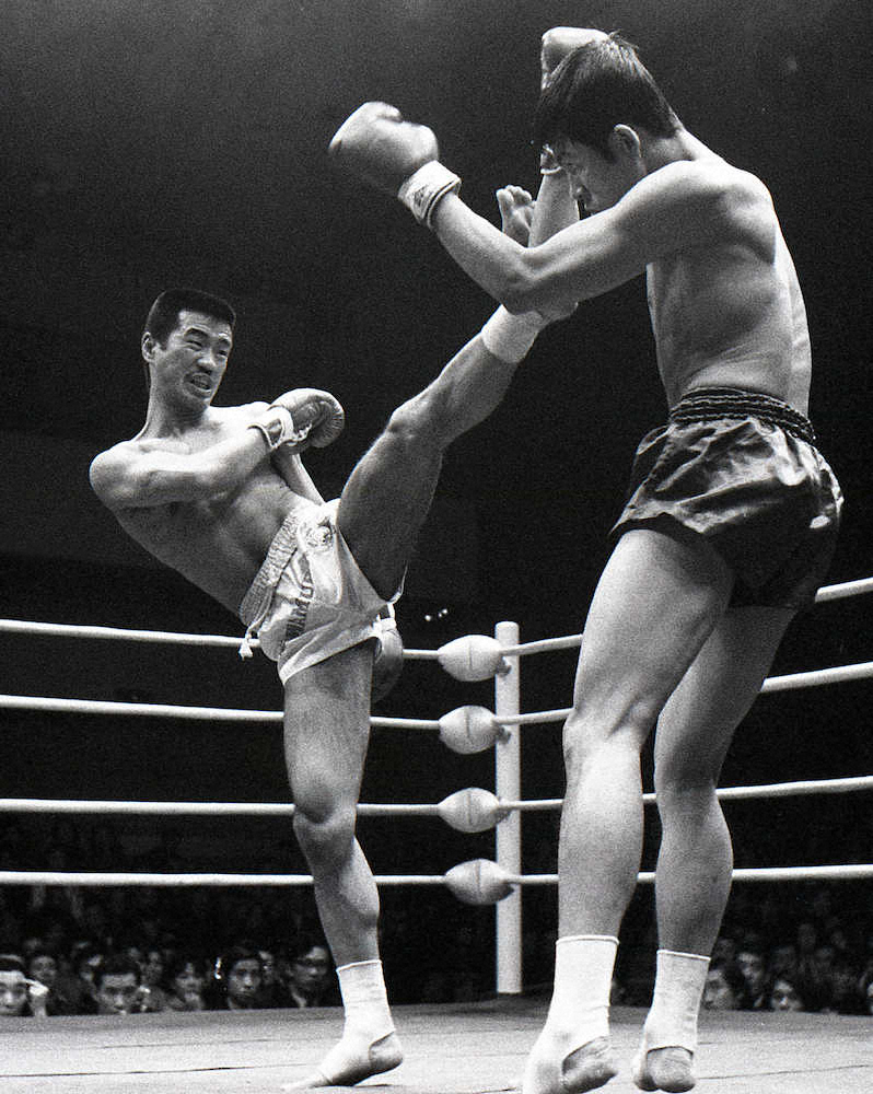 1970年1月2日、キックボクシング東洋ライト級タイトルマッチで、チャンピオン・沢村忠さん（左）の回し蹴りが、タイ国ウェルター級2位・ソムチャイ・ルークパンチャマの顔面を襲う