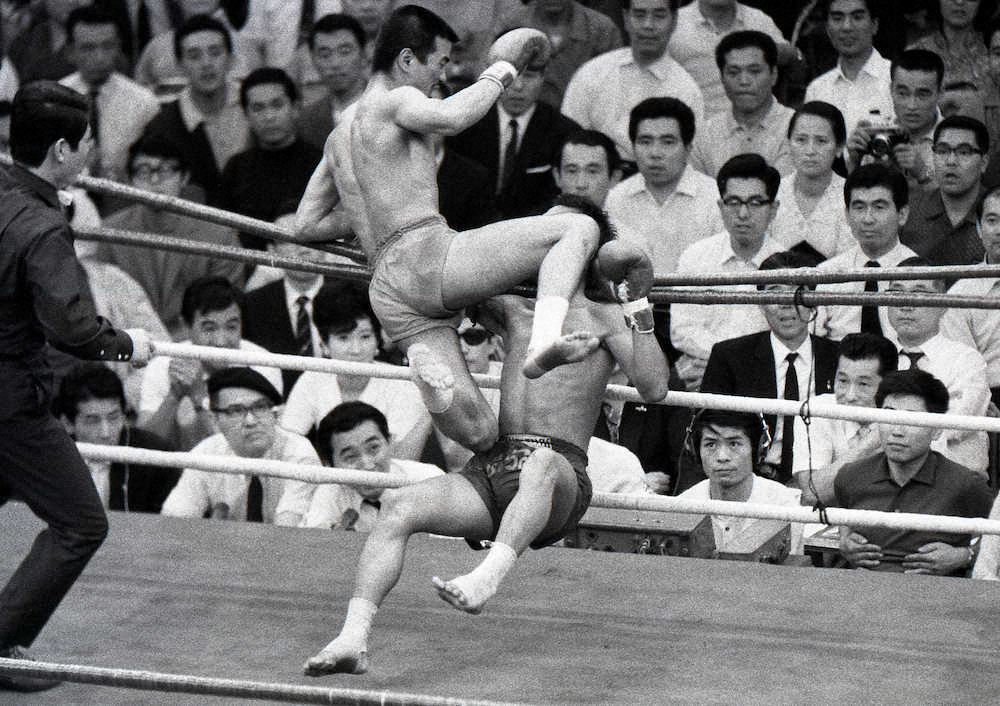1976年1月12日、テパリット・ルークパンチャマに強烈なとび蹴りをお見舞いする、キックボクシング東洋ライト級チャンピオン・沢村忠さん