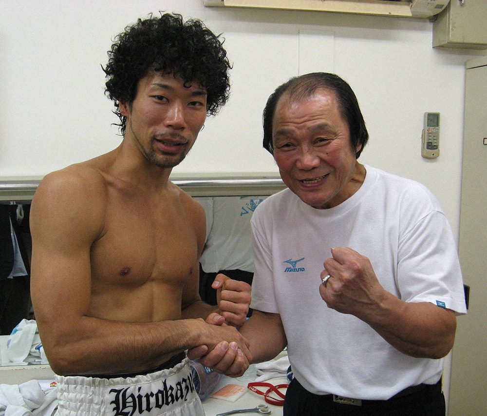 2010年、東日本新人王準決勝ウエルター級で決勝進出を決め、父・輪島功一氏（右）と握手する次男の輪島大千氏