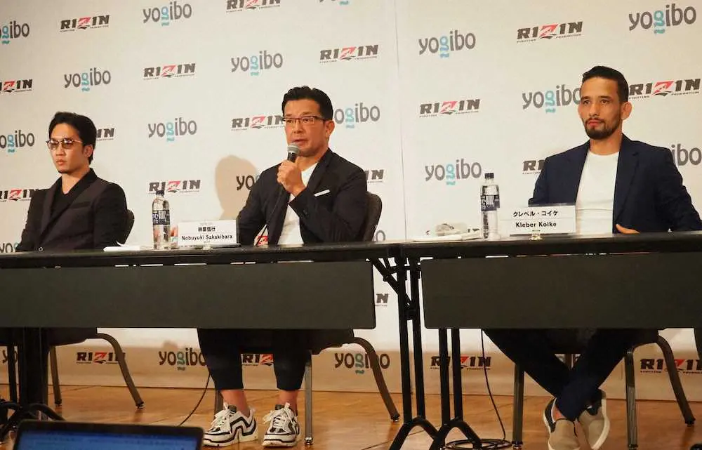 RIZIN.28について会見する榊原信行CEO（中央）。左は朝倉未来、右はクレベル・コイケ