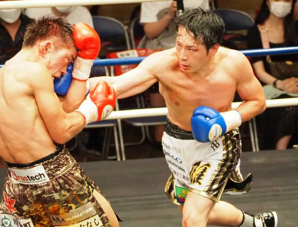日本スーパーライト級タイトルマッチ、永田大士（左）を攻める鈴木雅弘は10回TKO勝ちで王座を獲得した
