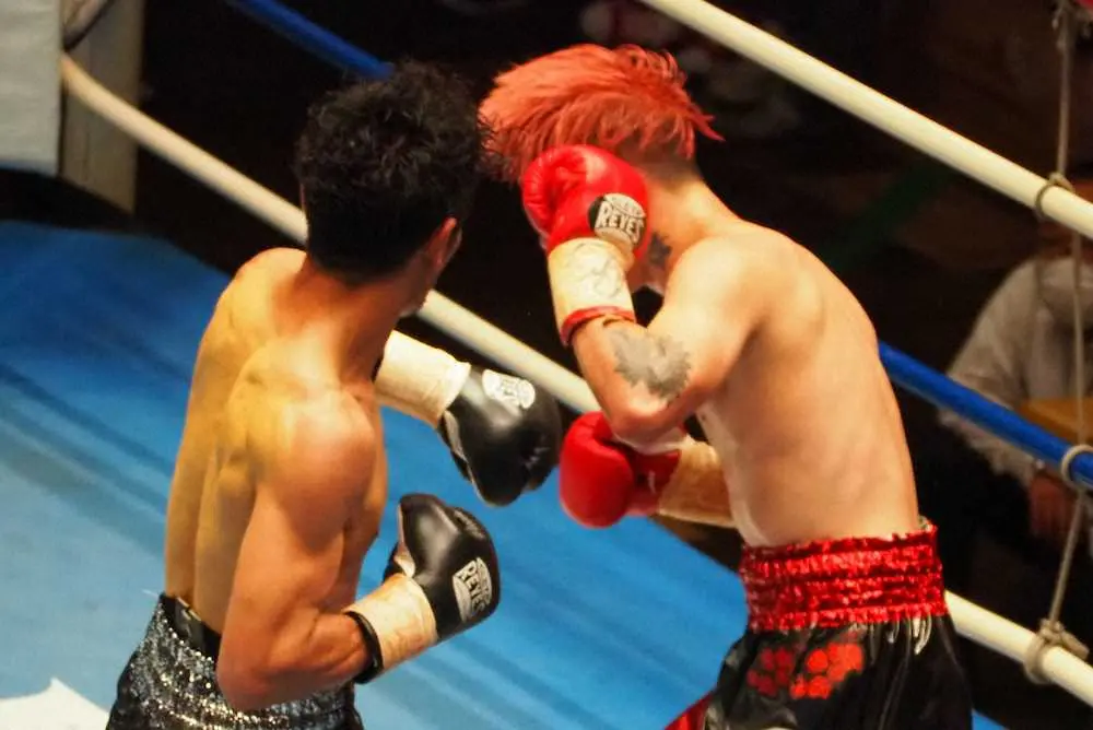 ＜WBOアジアパシフィック＆日本スーパーフライ級タイトルマッチ12回戦＞試合中に左腕のタトゥーが露出した藤井貴博（右）。王者・福永亮次に8回TKOで敗れた