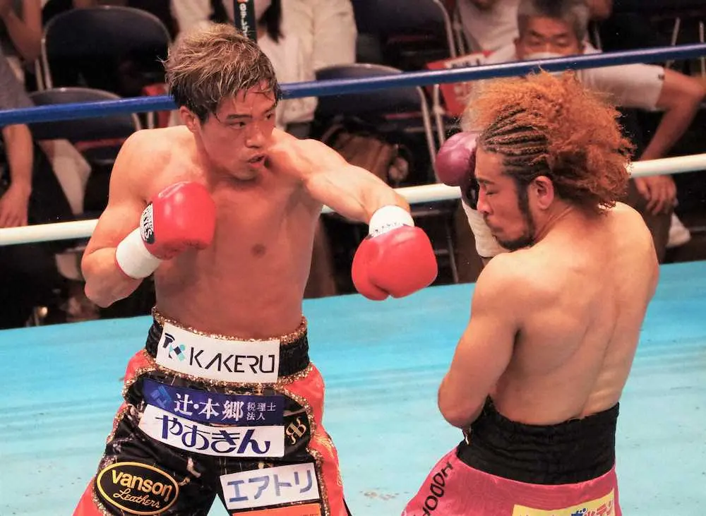 ＜ライト級10回戦＞細川バレンタイ（右）に左フックを浴びせる伊藤雅雪。8回TKO勝利