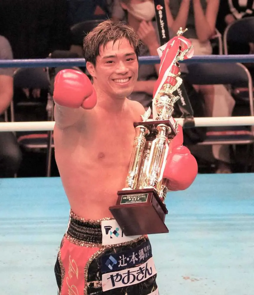 ＜ライト級10回戦＞細川バレンタインに8回TKO勝ちし、笑顔を見せる伊藤雅雪　