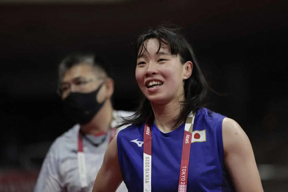 ボクシング女子フェザー級準決勝で英国選手を破り、決勝進出を決め笑顔の入江（AP）
