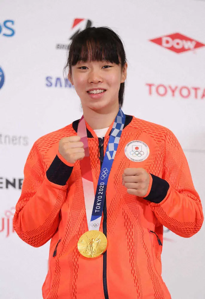 記者会見を終え、記念撮影に応じるボクシング女子フェザー級金メダルの入江聖奈