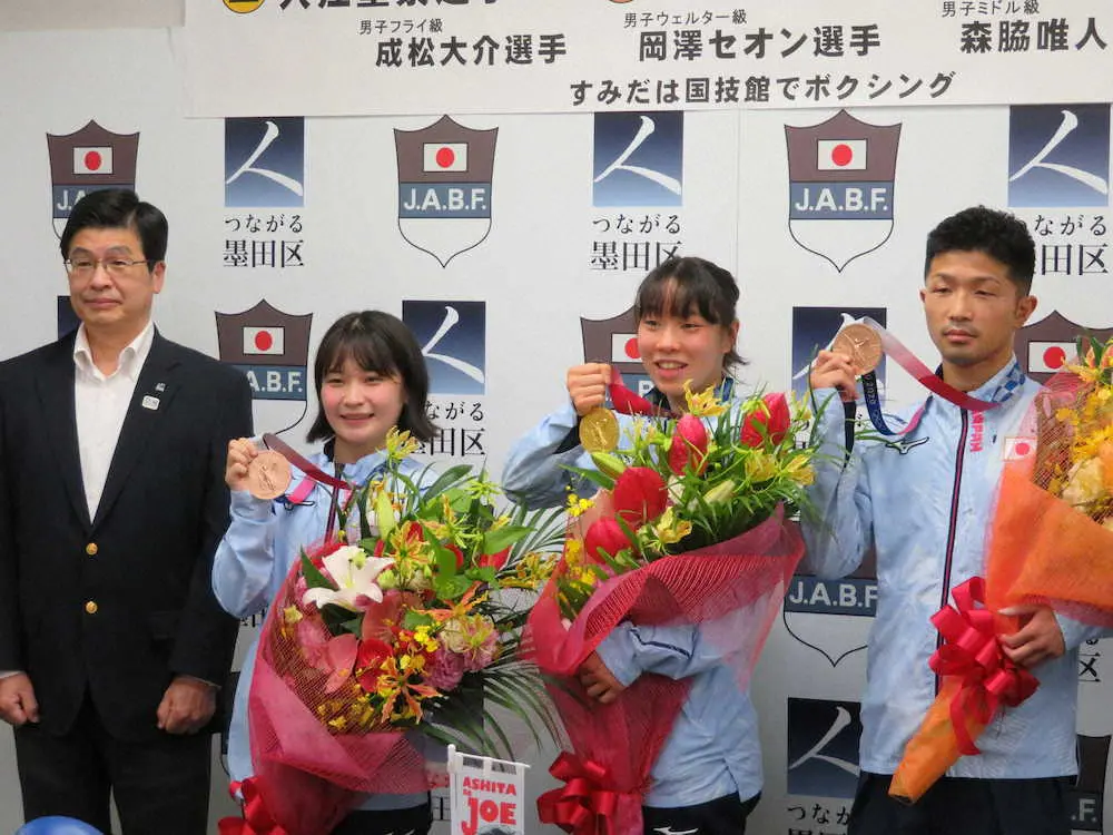 墨田区の山本亨区長（左端）を表敬訪問した東京五輪ボクシング競技メダリストの（左2人目から）並木月海、入江聖奈、田中亮明