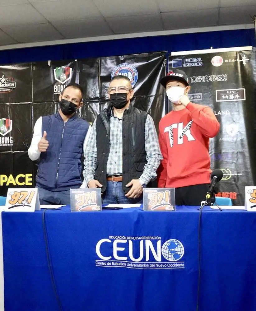 11日（日本時間12日）にメキシコで行われるWBA世界スーパーバンタム級挑戦者決定戦に臨む亀田和毅（右）は相手のヨンフレス・パレホ（左）と現地で会見に臨んだ