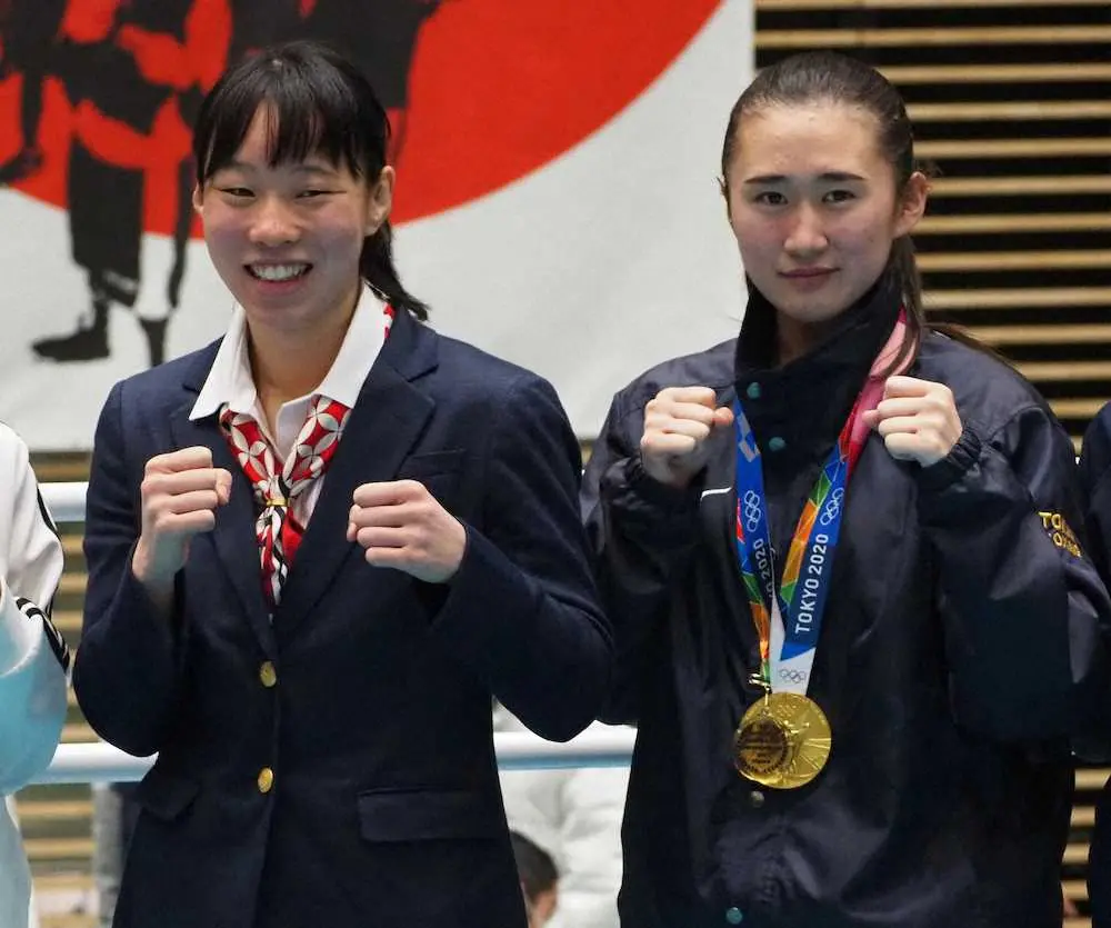 入江聖奈（左）に東京五輪の金メダルをかけてもらい、記念撮影する最優秀選手賞の原田美琴（右）