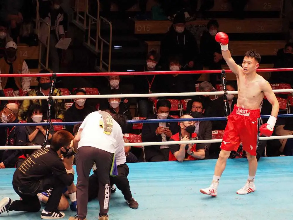 ＜全日本新人王決勝戦＞2回TKO勝ちでスーパーフェザー級新人王に輝き、ガッツポーズする李鎮宇（右）