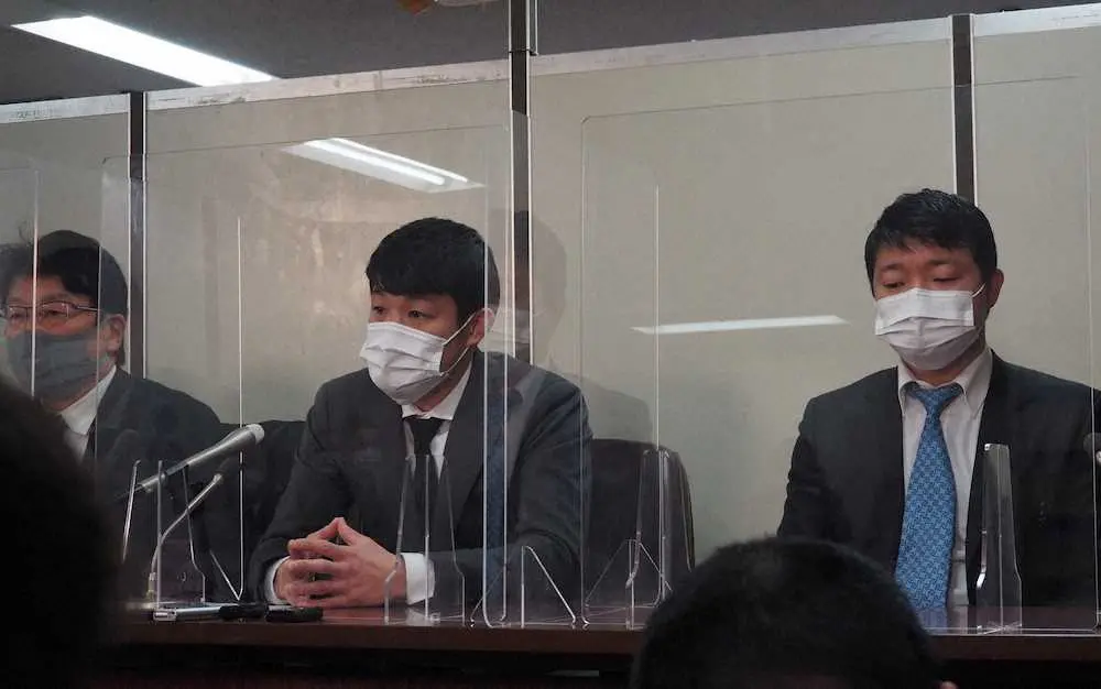 高裁判決を受け会見した亀田興毅氏（中）。左は北村晴男弁護士、右は次男の大毅氏