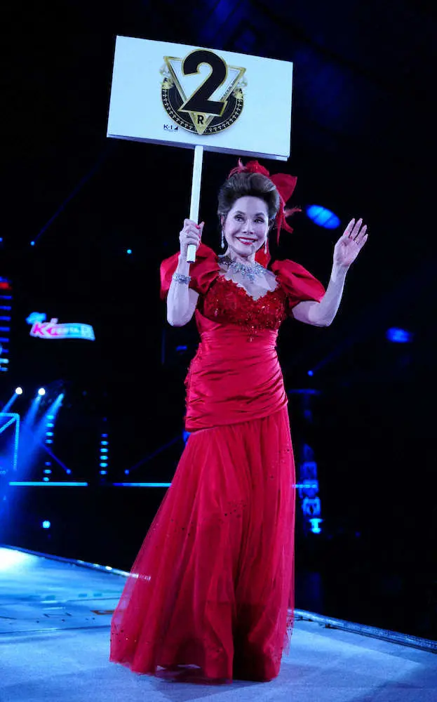 デヴィ夫人が“ラウンドセレブ”で登場　真っ赤なドレスで魅了「楽しかった」