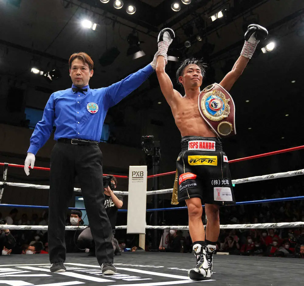 WBO世界ミニマム級タイトル戦　谷口将隆対石沢開　11回TKO勝ちで初防衛の谷口将隆（右）