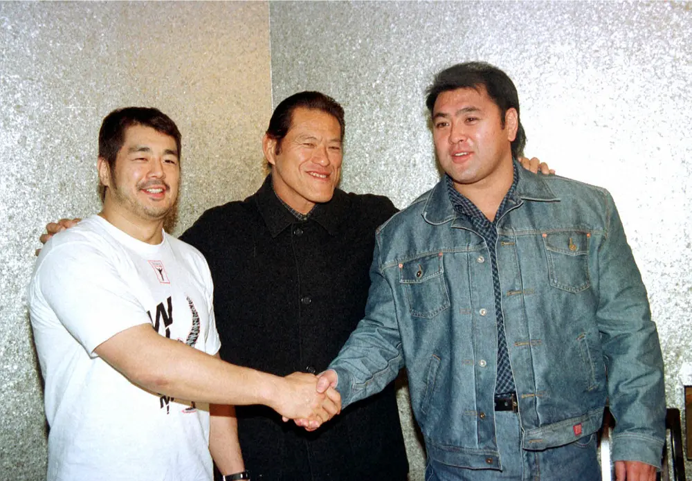 00年、高田延彦（左）、アントニオ猪木（中央）と記者会見