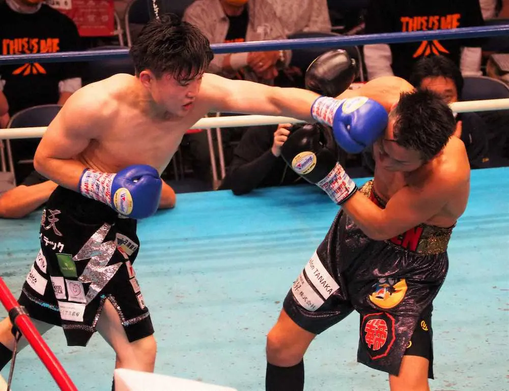 永野祐樹（右）に左ストレートを浴びせる小畑武尊。5回TKO勝ちで暫定王座を獲得