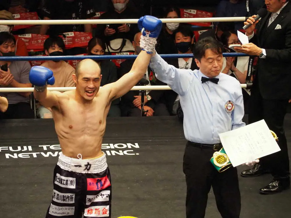 ＜東洋太平洋スーパーライト級タイトルマッチ＞2回TKO勝ちで新王者となった近藤明広（左）