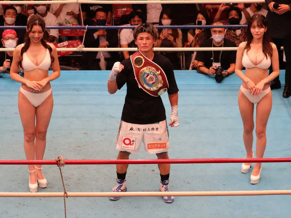 12回TKO勝ちで新王者となった木村吉光（中央）