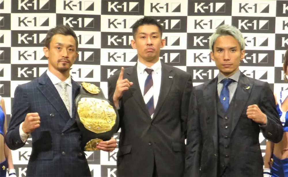 スーパーライト級タイトルマッチに臨む王者・大和（左）と挑戦者・佐々木（右）。中央は中村プロデューサー