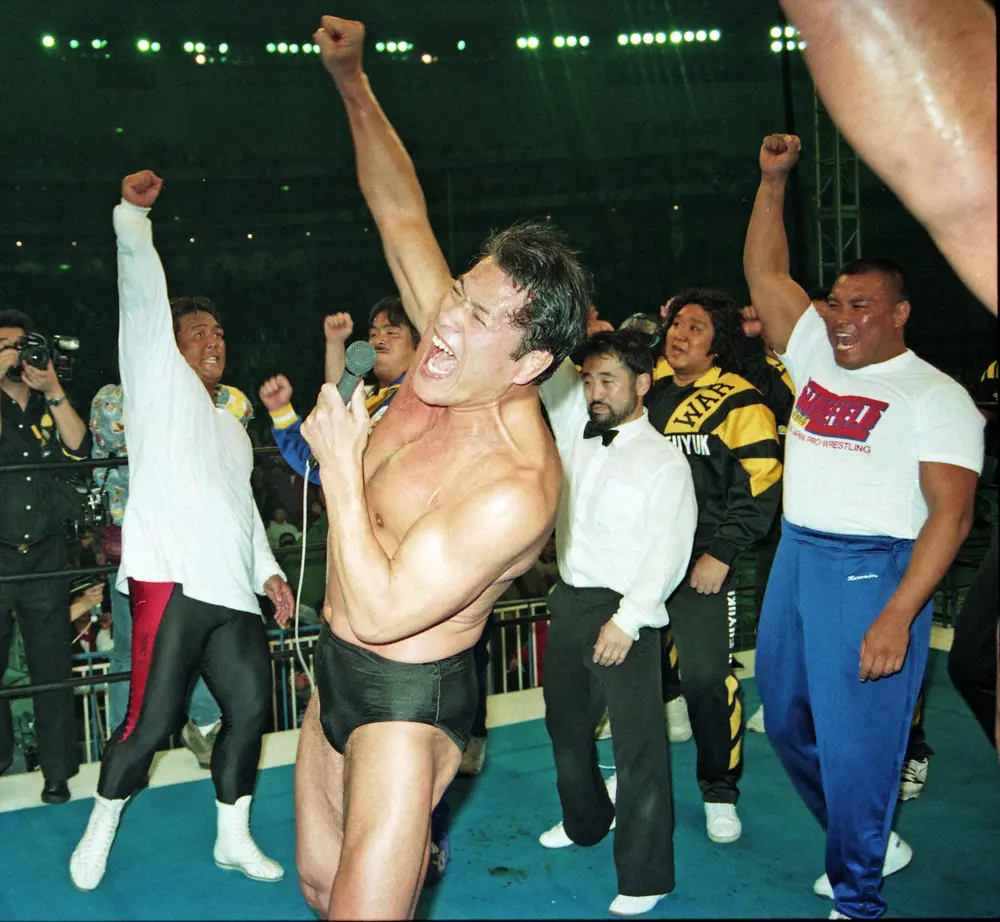 1994年、新日本プロレス・東京ドーム大会で最後は長州力（左）らと気勢を上げるアントニオ猪木