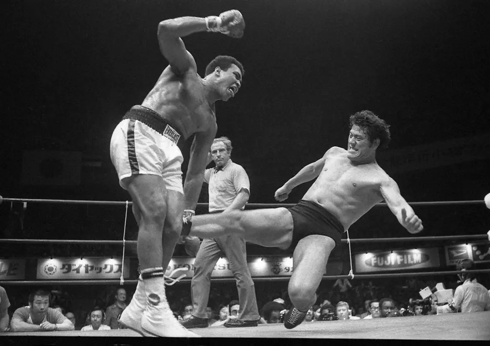 プロボクシング・世界ヘビー級王者のモハメド・アリ対プロレス・ＮＷＰ世界王者・アントニオ猪木の一戦。猪木（右）がアリにローキックを浴びせる（1976年6月26日撮影）