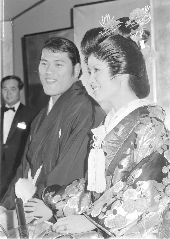 女優・倍賞美津子（右）と挙式したアントニオ猪木氏（1971年11月2日撮影）