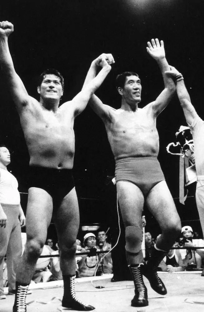 1979年8月、プロレスのオールスター戦でタッグを組んだジャイアント馬場さん（右）とアントニオ猪木さん＝日本武道館（山内猛氏撮影）