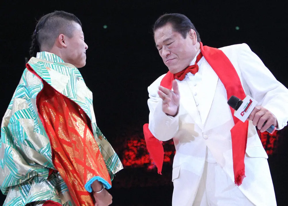 亀田和毅（左）にリング上で闘魂ビンタを浴びせるアントニオ猪木氏