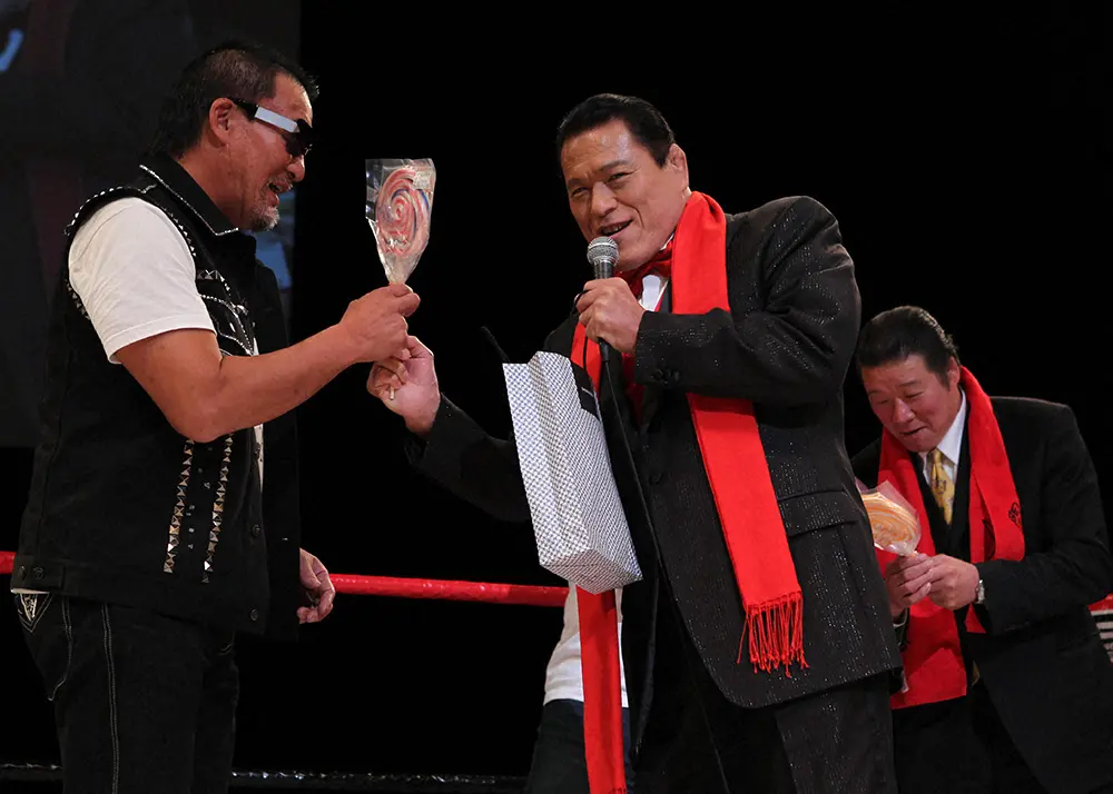 2011年4月、IGF東京ドームシティホール大会で蝶野正洋（左）にキャンディーを渡すアントニオ猪木さん