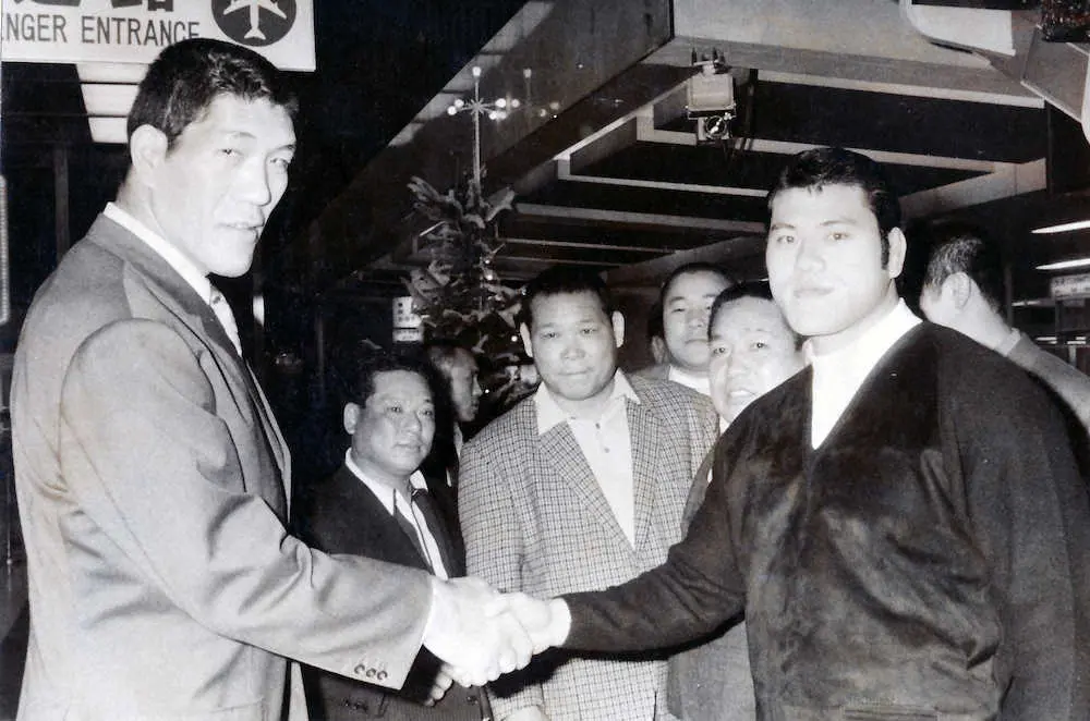 1970年、がっちりと握手するジャイアント馬場さん（左）とアントニオ猪木さん