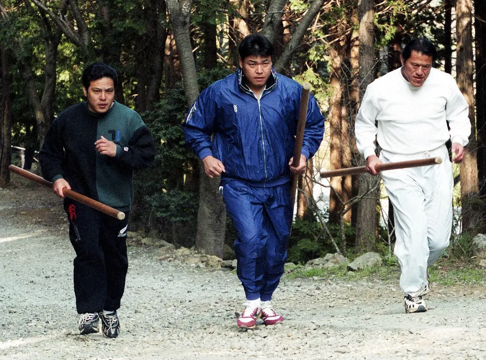 1997年、自主トレに励む（左から）佐山聡、小川直也・アントニオ猪木さん