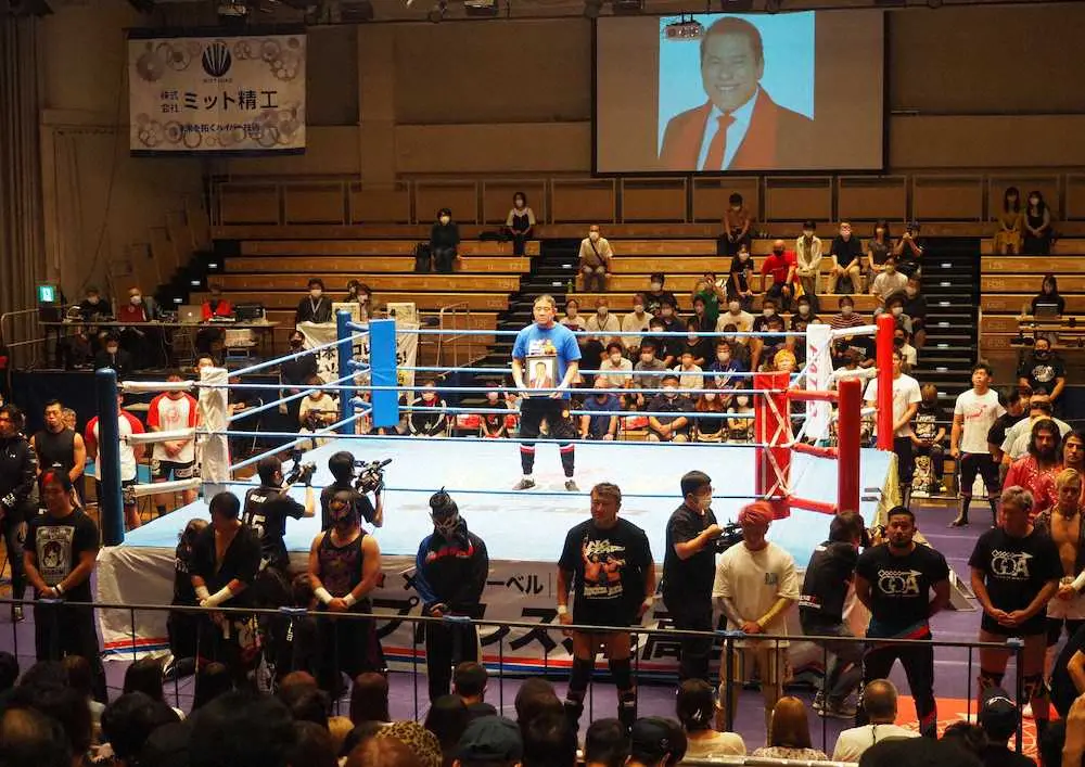 全日本プロレス後楽園ホール大会で行われた追悼セレモニーでアントニオ猪木さんの遺影を持ち、リングに立った永田裕志