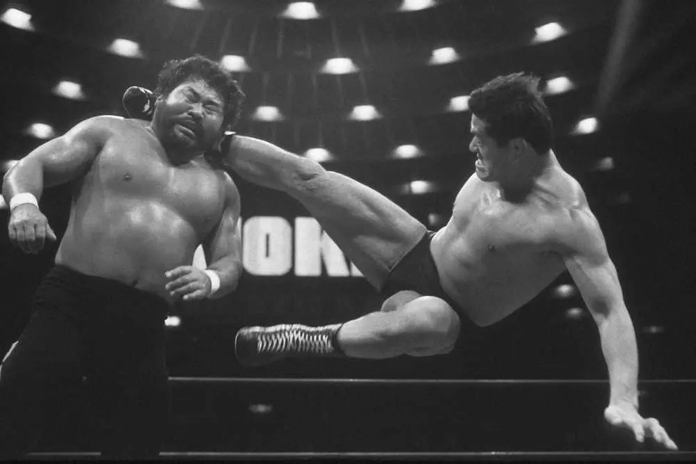 1987年3月、マサ斎藤さん（左）へ延髄斬りを決めるアントニオ猪木さん（撮影・原　悦生）