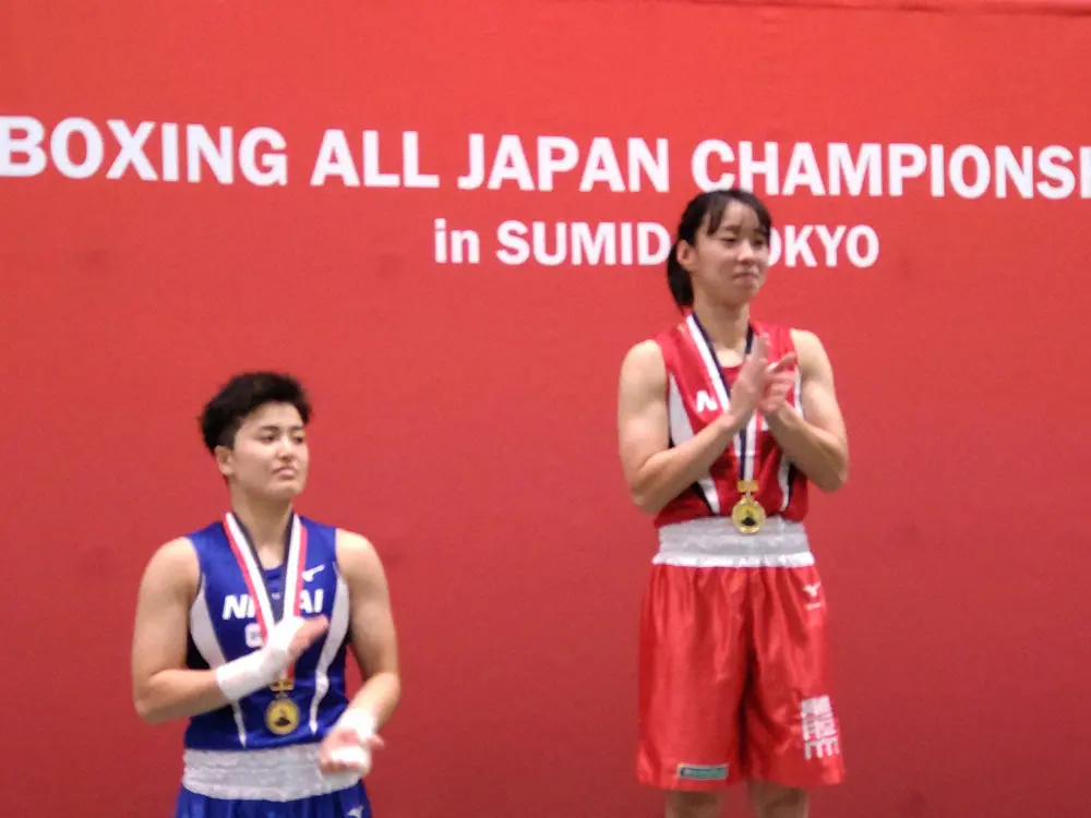 メダルセレモニーで笑顔を見せる優勝した入江聖奈（右）と銀メダルの吉澤颯希