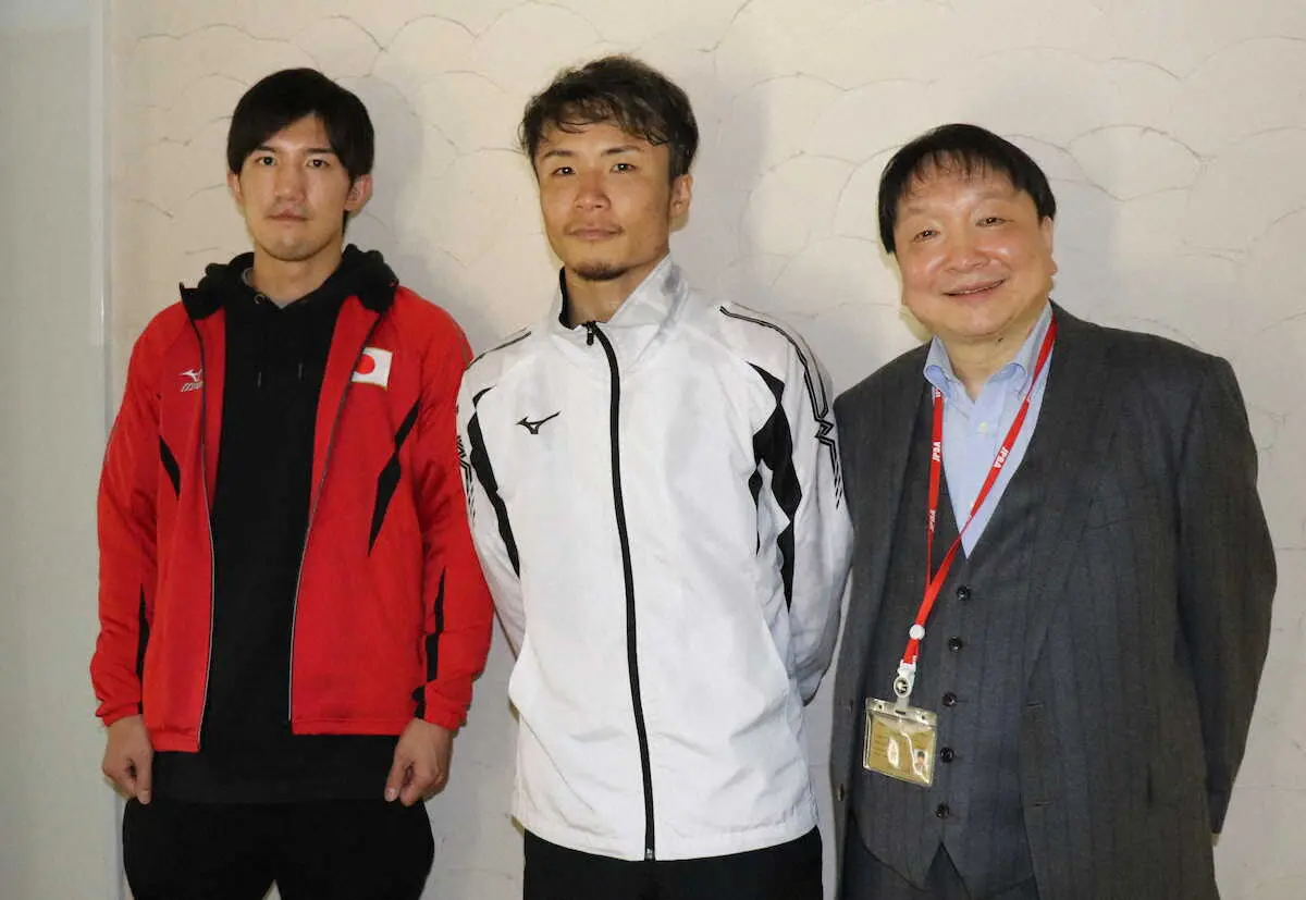 プロテストを受けた山口聖矢（中）。右は大橋秀行会長、左は井上浩樹