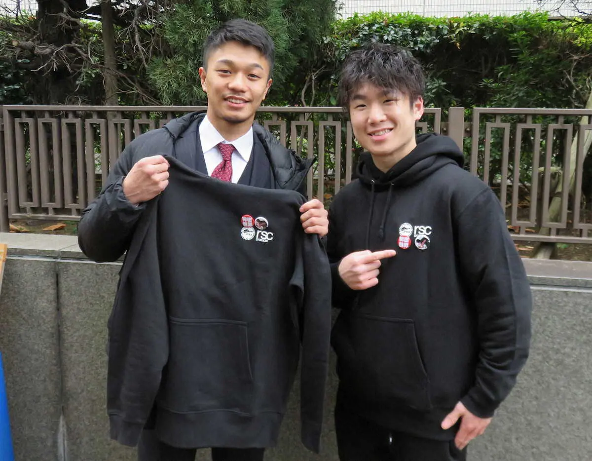 袴田巌さん支援のパーカーと缶バッジをアピールする寺地拳四朗（右）と中谷潤人
