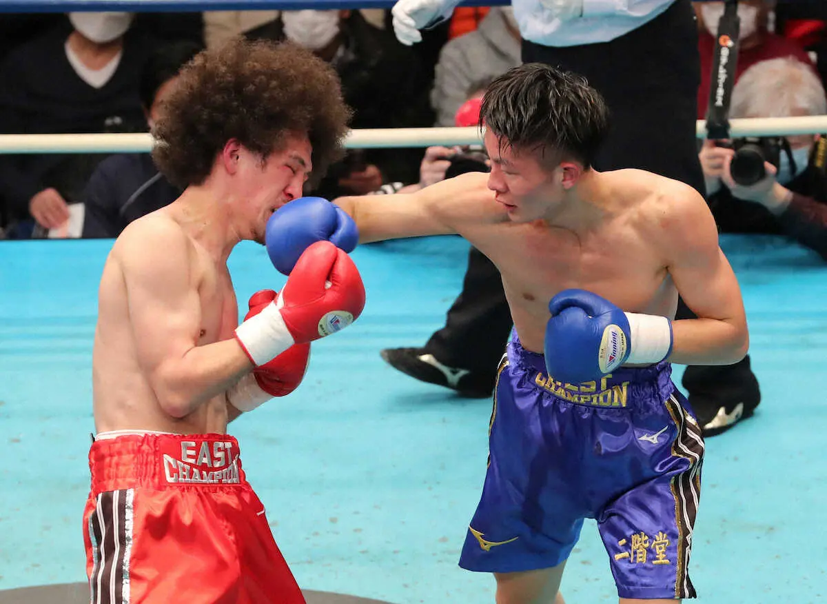 ＜全日本新人王決勝戦＞フライ級　長谷川（左）を3回TKOで破った二階堂迅（撮影・村上　大輔）