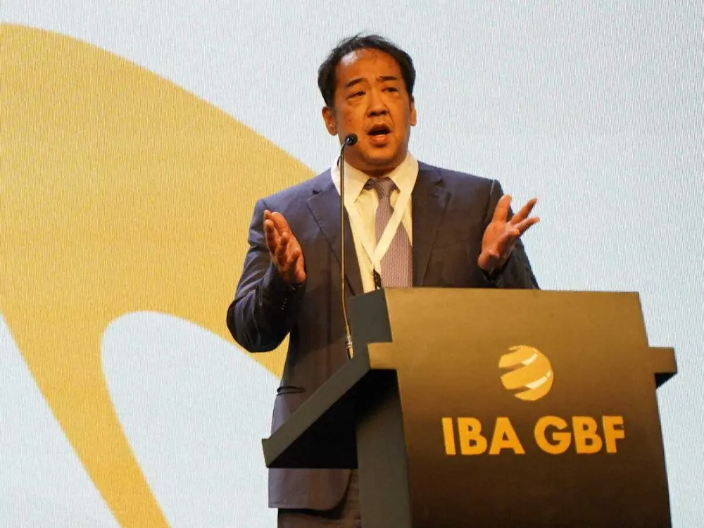 IBA総会で次世代判定システムを提案する内田貞信会長（日本ボクシング連盟提供）