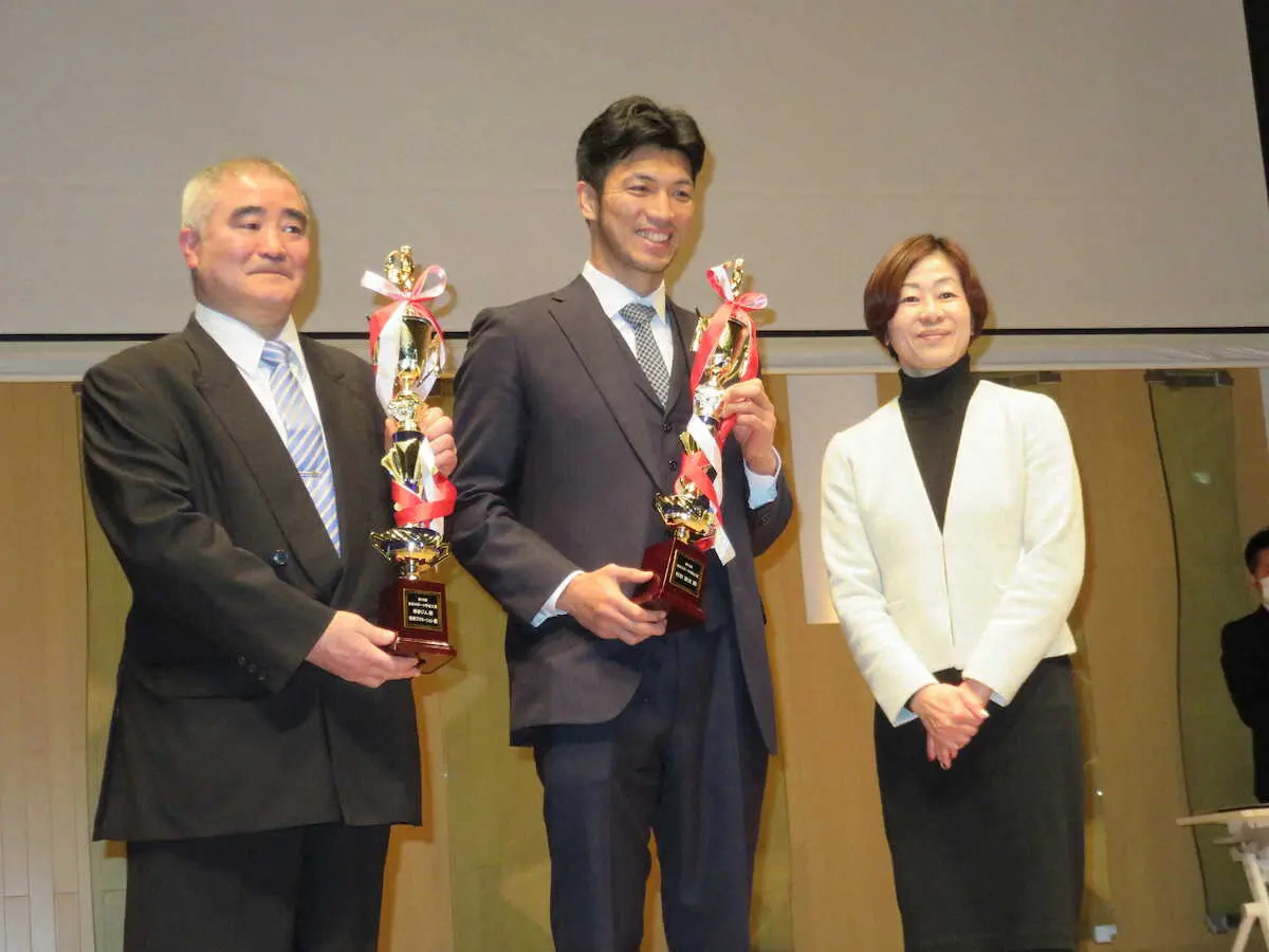 日本スポーツ学会大賞を受賞した帝拳ジムの浜田剛史代表（左）と村田諒太（中）。右はプレゼンターの山口香さん
