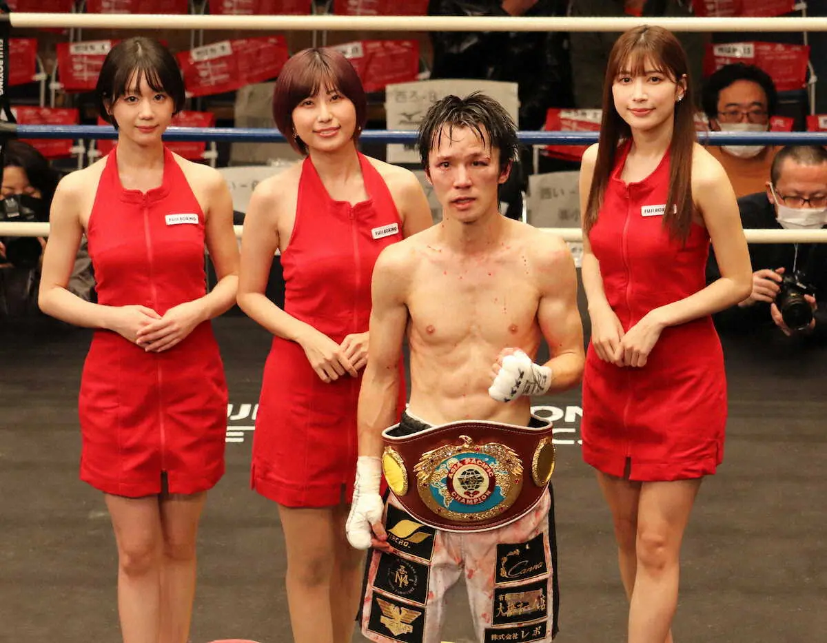 WBOアジア・パシフィック・スーパーフライ級王者となった中川健太（右から2人目）