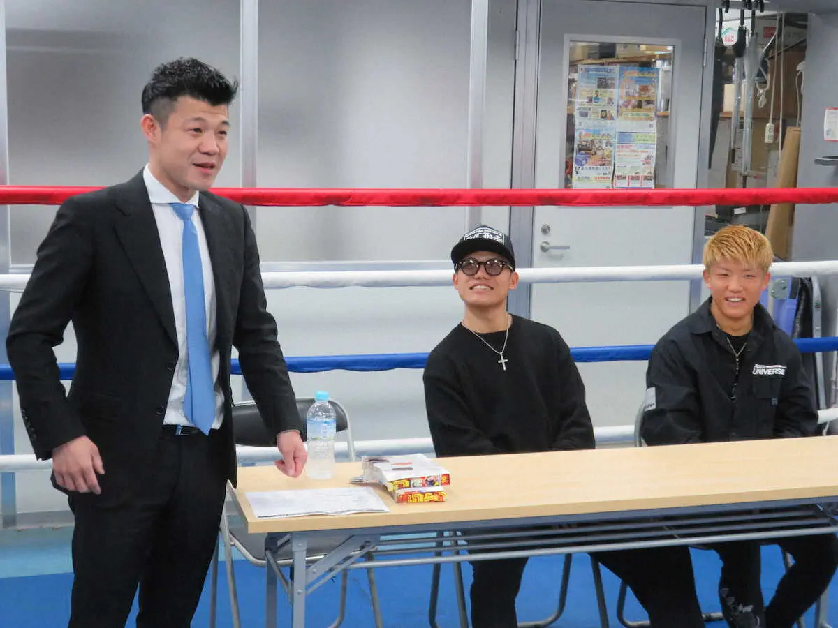 亀田興毅氏（左）の雑誌破りパフォーマンスにも重岡優大（中）、銀次朗の兄弟は笑って受け流す