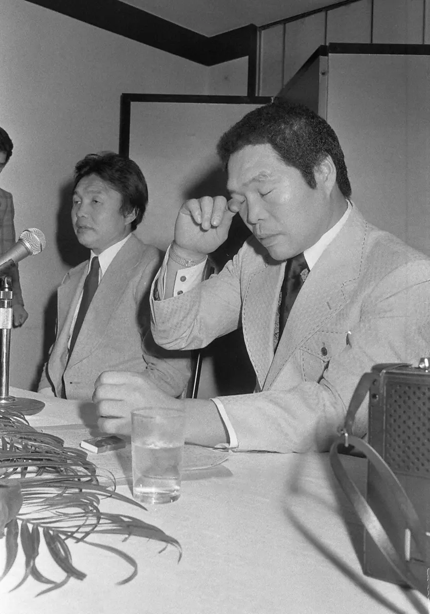 1979年、引退会見で涙ぐむ元WBC世界ライト級王者・ガッツ石松（右）。左は米倉健司氏
