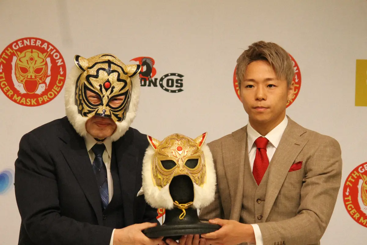 7代目タイガーマスクの黄金の虎マスクと写真撮影する初代タイガーマスクと武尊（右）（撮影・酒井卓也）