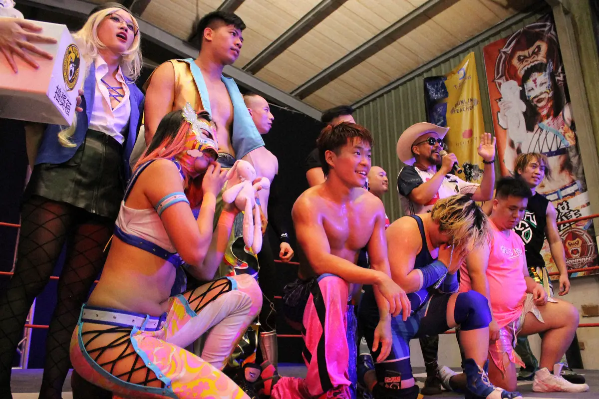 「新台湾プロレス」メインイベント終了後にリングに集まったアジアの選手たち。前列左から2人目がドラゴン・ダイヤ。（撮影・酒井卓也）