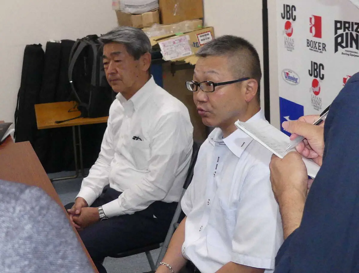 実行委員会後に対応した日本プロボクシング協会の小林会長（手前）とJBC萩原理事長