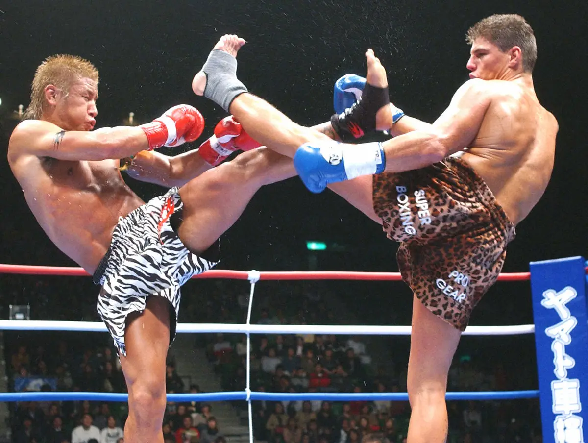 02年Kー1　WORLD　MAX世界王者対抗戦で魔裟斗と対戦したアルバート・クラウス（右）