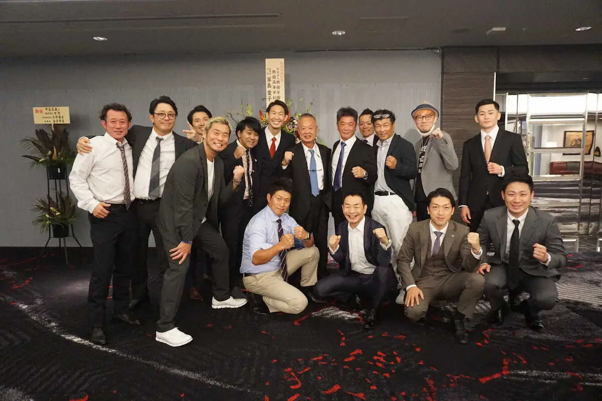 引退記念パーティーに出席した中谷正義（後列中央）と興国高ボクシング部OB
